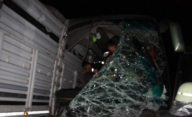 Makedon turistleri taşıyan otobüs kamyona çarptı: 1 ölü 38 yaralı