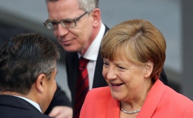 Merkel: “Kurtarma Paketi Müzakerelerini Yürütmezsek Sorumsuzluk Olur”