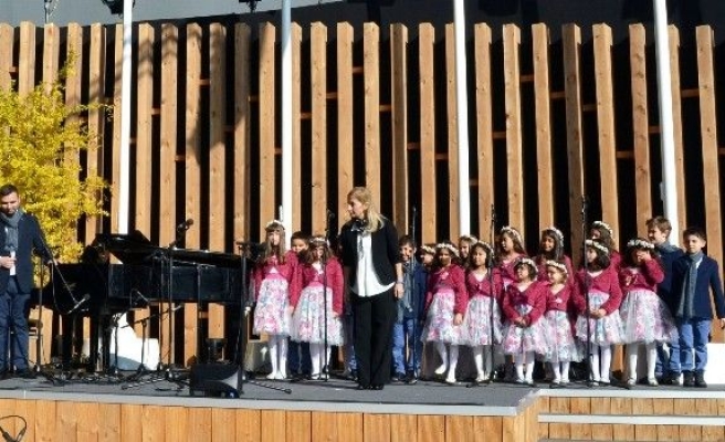 Milano’da Küçük Nüanslar Korosu 7 Dilde Şarkı Söyledi