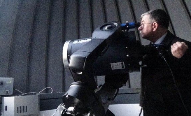 Milli Eğitim Bakanı uyduya bağlanan teleskopla yıldızları izledi
