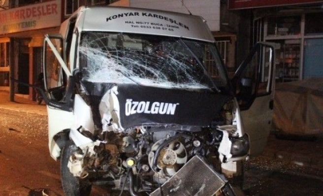 Minibüs Direğe Çarptı: 5 Kişi Yaralandı