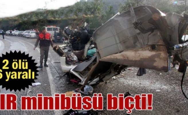Minibüs, karşı yönden gelen TIR'ın dorsesine çarptı: 2 ölü, 6 yaralı
