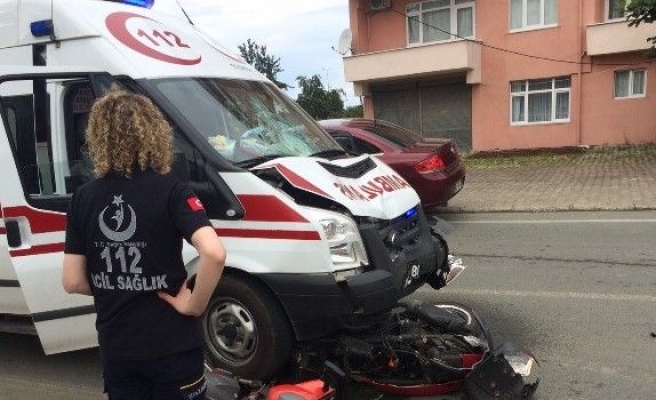 Motosiklet Ambulansa Çarptı: 1 Yaralı