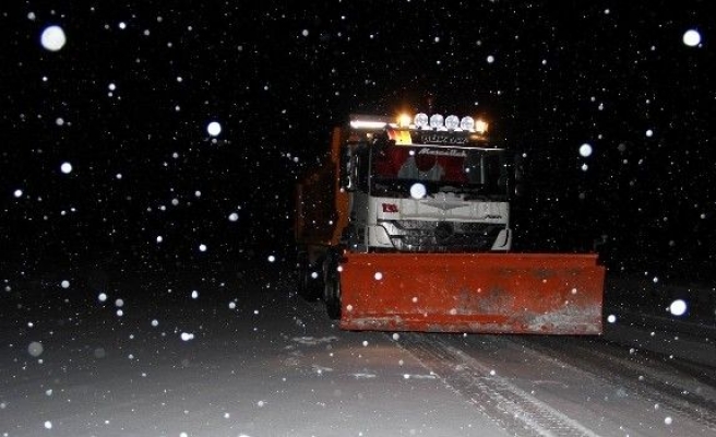 Nevşehir’de karayolları ekipleri karla mücadele ediyor