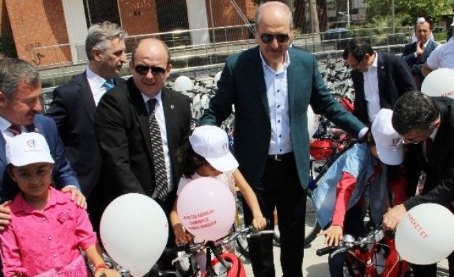 Numan Kurtulmuş Çocuklara Bisiklet Dağıttı