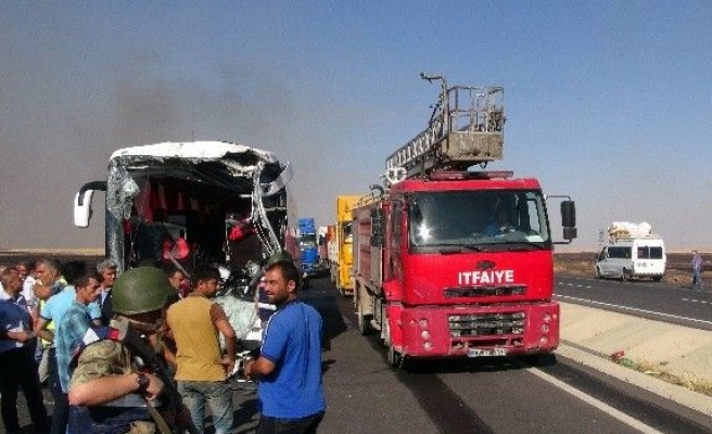 Nusaybin’de Yolcu Otobüsü İle Tanker Çarpıştı: 2 Ölü, 13 Yaralı