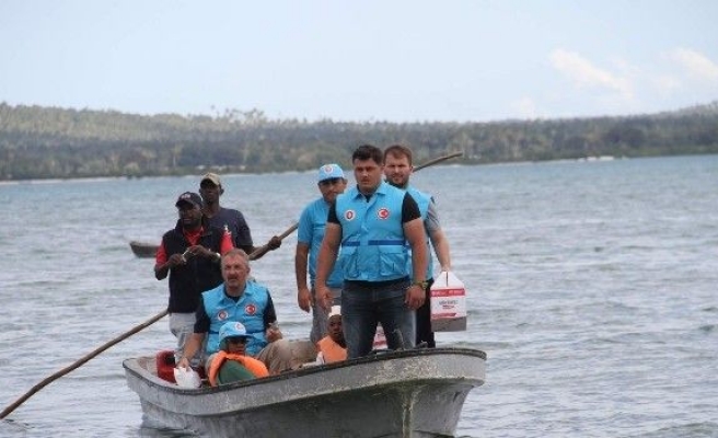 Okyanus ortasındaki adaya yardım götüren TDV gönüllüleri ilahilerle karşılandı