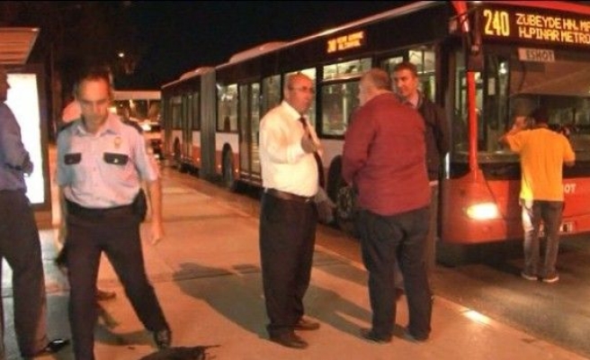Otobüsteki yolcuları tinerle yakmaya çalıştı