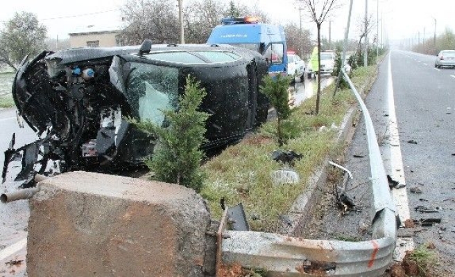 Otomobil, Beton Direği Yerinden Söktü: 4 Yaralı