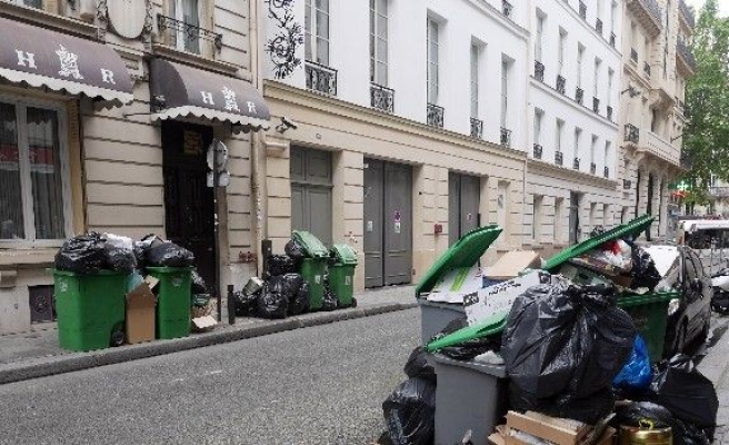 Paris’te Çöp Yığınları Oluştu, Belediye Harekete Geçti