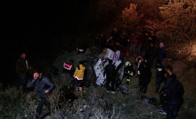 Salihli’de işçi minibüsü devrildi: 2’si ağır 15 yaralı