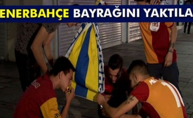 Şampiyonluğun ardından taraftarlar Fenerbahçe bayrağını yaktılar