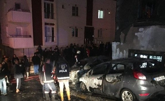 Sancaktepe’de park halinde bulunan iki otomobil alev alev yandı