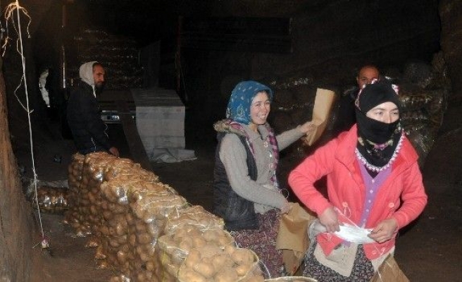 Sandıklı’da üretilip depolanan patateslerin sevkiyatı başladı