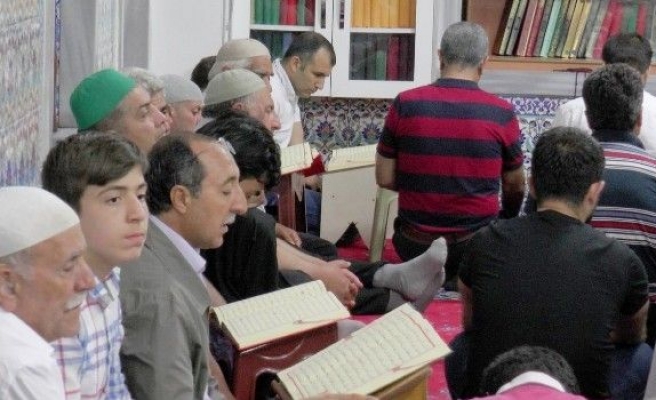 Şanlıurfa’da Vatandaşlar Camilere Sığmadı