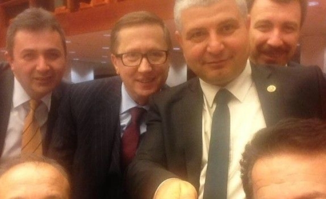 Selfie Çubuğu Meclise Girdi