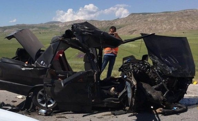 Sivas’ta Tır İle Otomobil Çarpıştı: 2 Ölü, 3 Yaralı