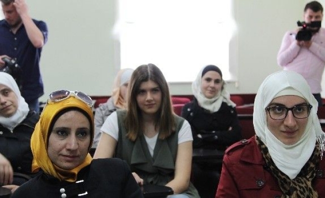 Suriyeli ev hanımları Türkçe öğreniyor