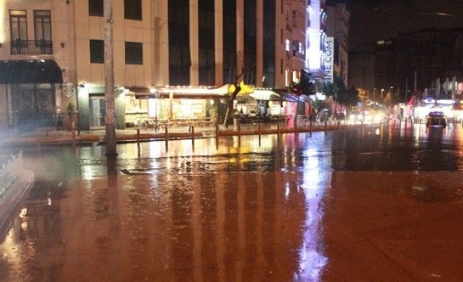 Taksim’de Yağış Etkili Oldu