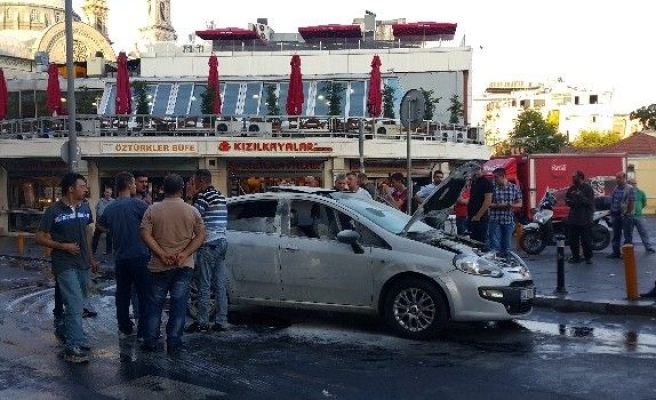 Taksim’de Yanan Otomobili Esnaf Söndürdü