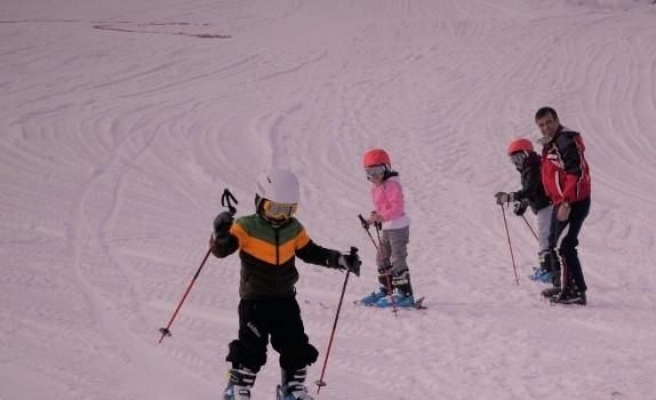 Terörle mücadele eden kahramanlardan, Yüksekovalı çocuklara kayak eğitimi