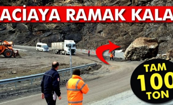 Trabzon-Gümüşhane Karayolu'na dev kaya düştü