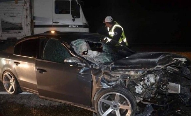 Traktöre çarpan otomobilin sürücüsü hayatını kaybetti