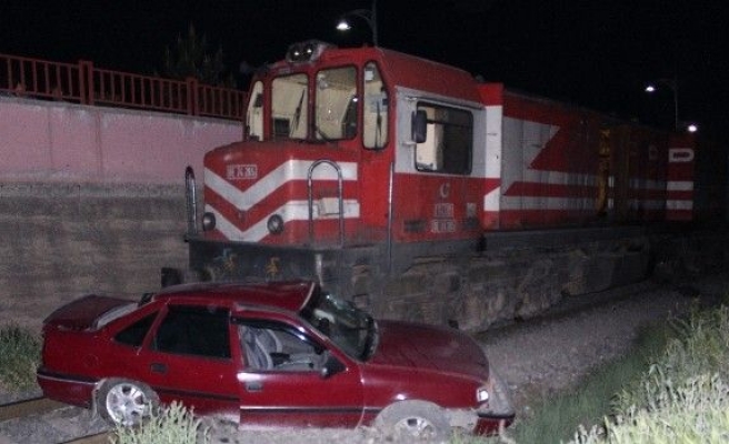 Tren Çarptığı Otomobili Sürükledi: 1 Yaralı