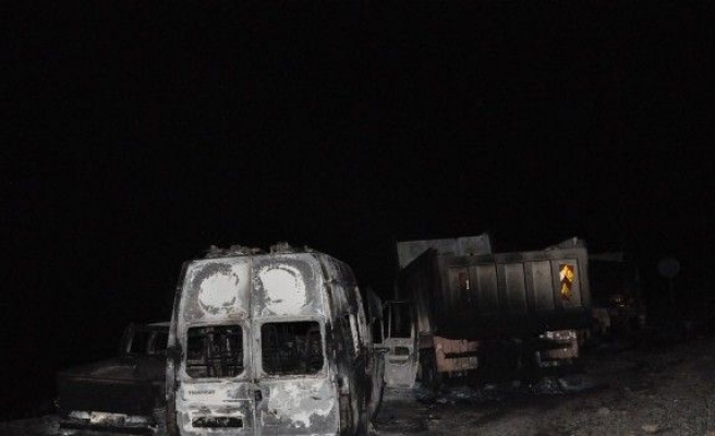 Tunceli’de PKK 6 araç yaktı, 1 aracı gasp etti