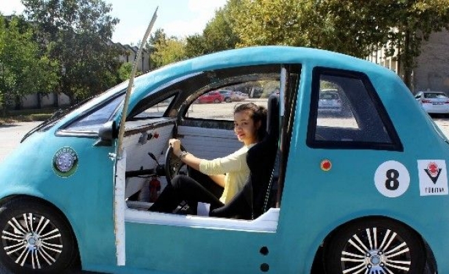 Üniversiteli harika çocuklar elektrikli otomobil üretti