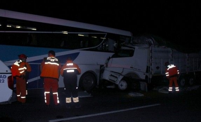 Yolcu Otobüsü İle Kamyon Çarpıştı: 16 Yaralı