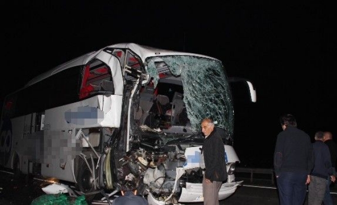 Yolcu otobüsü kamyona çarptı: 1 ölü, 39 yaralı