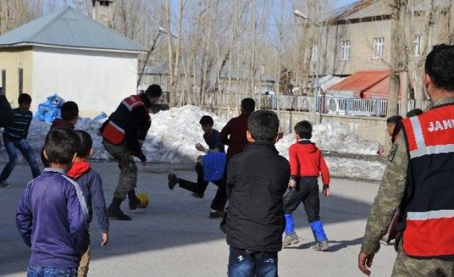 Yüksekova’da Çocukların Asker Abileri İle Futbol Çoşkusu