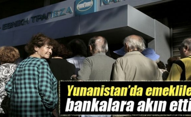 Yunanistan’da emekliler bankalara akın etti