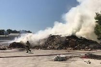 Bursa'da kağıt deposunda çıkan yangında iş yeri hasar gördü