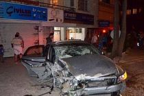 Kocaeli'de otomobilin beton bariyere çarparak alev aldığı kaza kameraya yansıdı