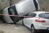 Bursa'da savrulan otomobil yolun alt kısmındaki otomobilin üzerine düştü: 2 yaralı
