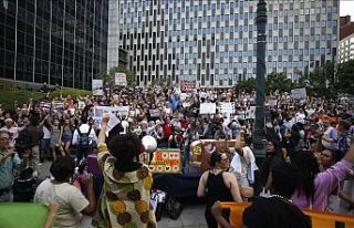NEW YORK'TA 'VALİZLİ' GÖÇMEN PROTESTOSU