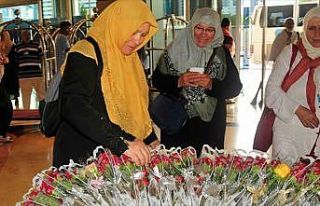 Hacı adayları çiçeklerle karşılanıyor