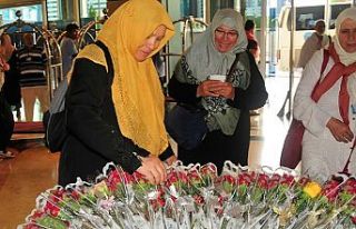 Hacı adayları çiçeklerle karşılanıyor