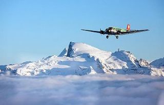 İsviçre'de Alp Dağlarında uçak düştü:...