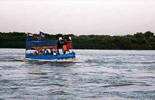 Nil Nehri'nde öğrencileri taşıyan tekne battı:...