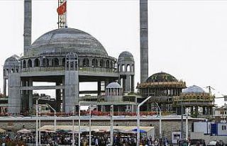 Taksim Camisi'nde ince işçilik ve süsleme işlemine...