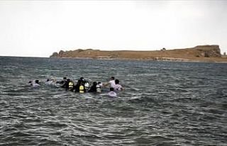 Çarpanak Adası'na antik yoldan yüzerek ulaştılar