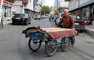 'Horoz Halil Emmi' el arabasıyla ekmeğini kazanıyor