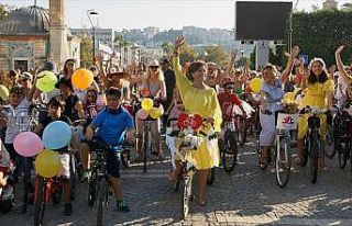 'Süslü Kadınlar Bisiklet Turu' renkli görüntüler...