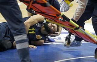 Fenerbahçeli Tyler Ennis'in ayağı kırıldı