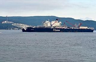 Dünyanın en büyük inşaat gemisi Çanakkale Boğazı'ndan...