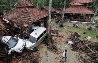 Endonezya'daki tsunamide ölü sayısı 222'ye...