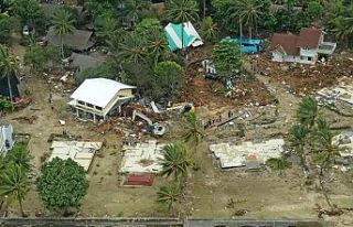 Endonezya'daki tsunamide ölü sayısı 429'a...